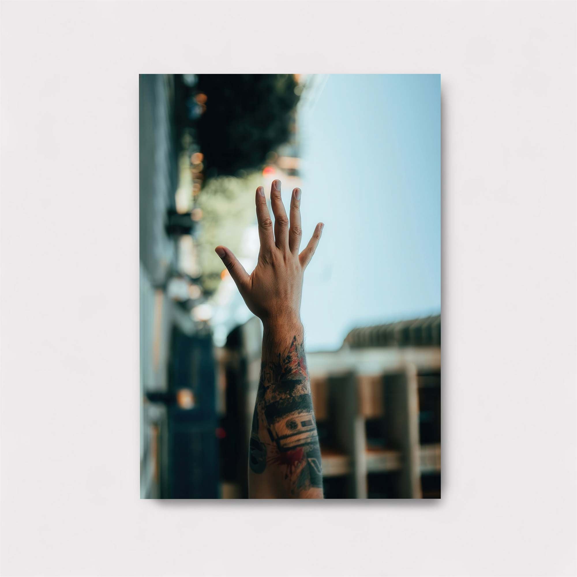 Hand Raised Safe Wall Magnetic / M