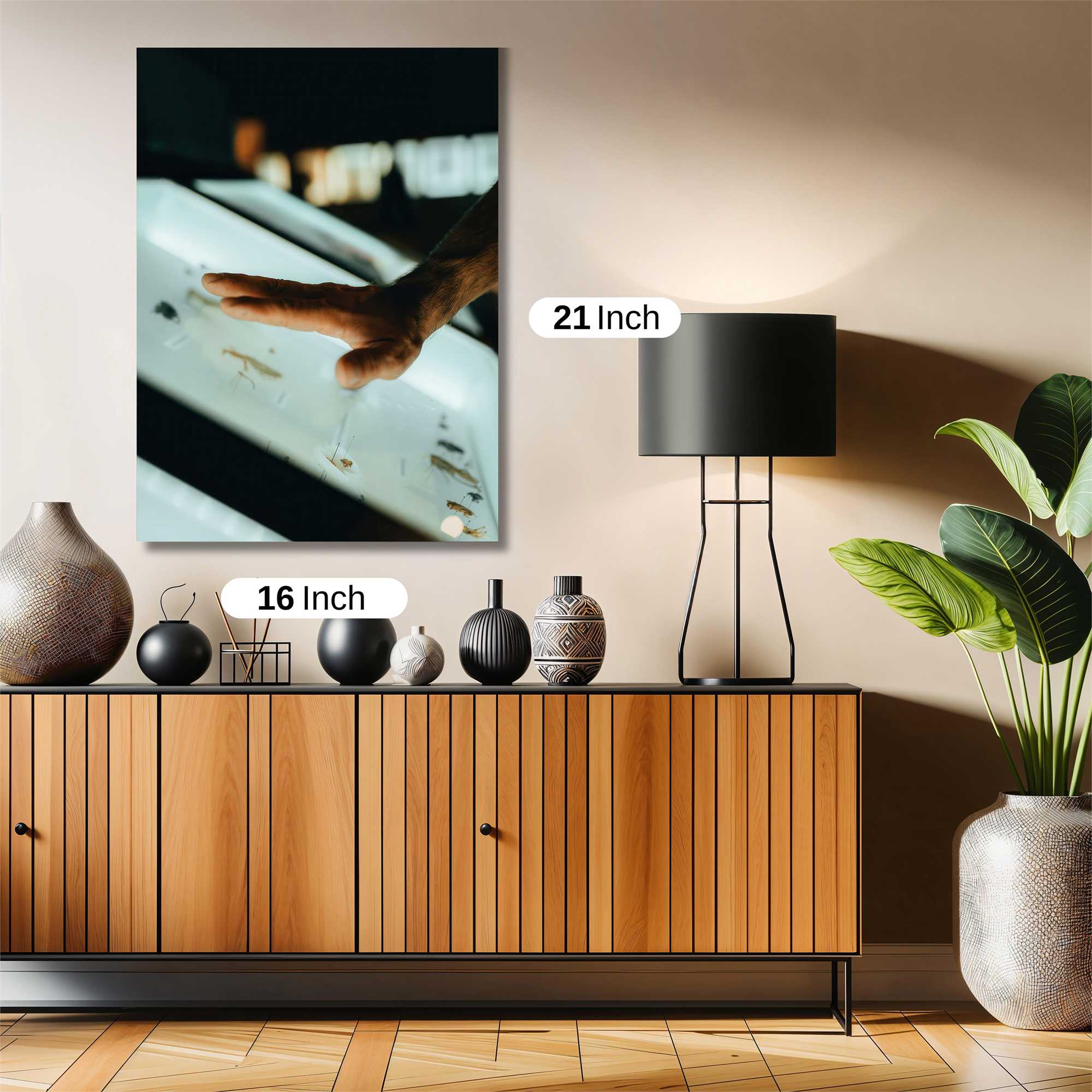 Hand Intrigue Safe Wall Magnetic / M