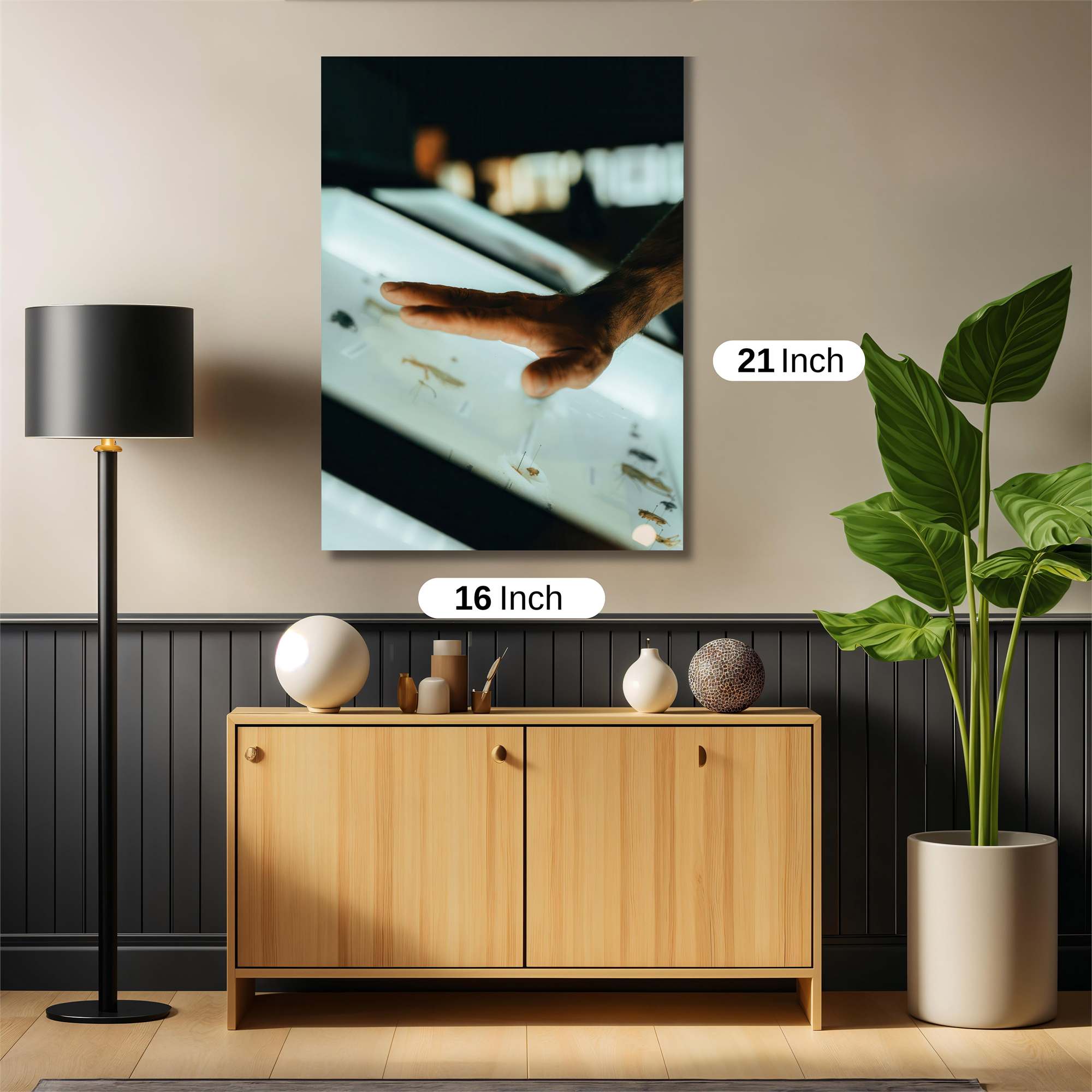 Hand Intrigue Safe Wall Magnetic / M